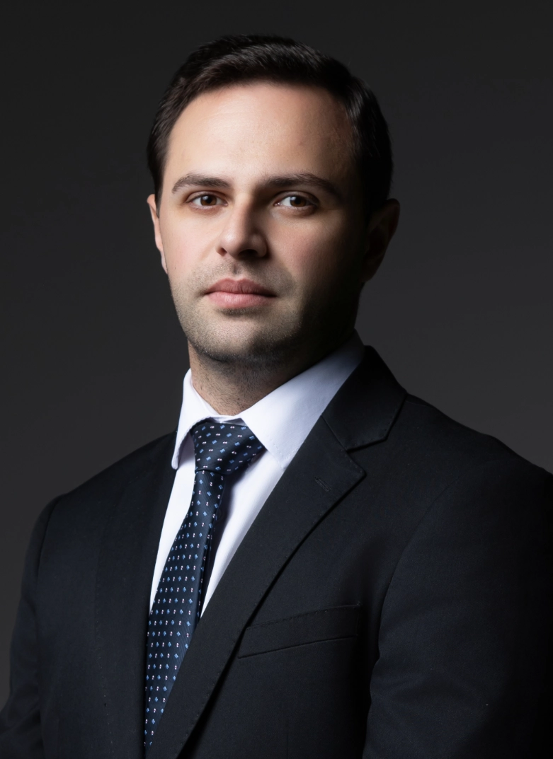 Retrato de Vinícius Pilger Santos, sócio do escritório